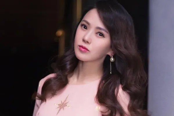 伊能静秦昊现身机场撒狗粮,谁能看出来她已经52岁