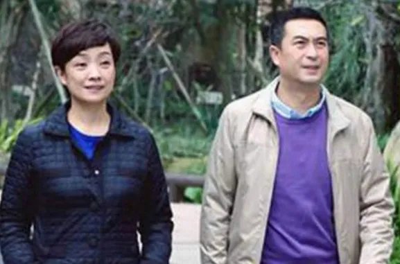 王海燕晒与张嘉译亲密合照秀恩爱,他们会有离婚的可能吗?