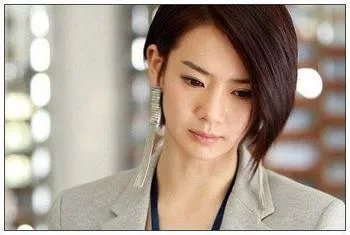 戚薇的图片,短发的。