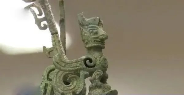 三星堆青铜神树上有只壁虎,它是怎么进入密封展柜的?