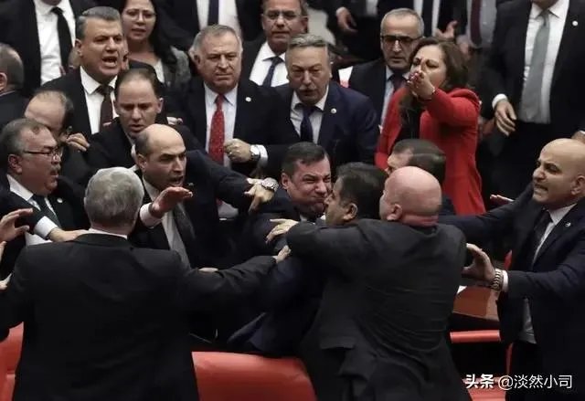 土耳其议会爆发激烈冲突,数十名议员参与“混战”,你们怎么看?