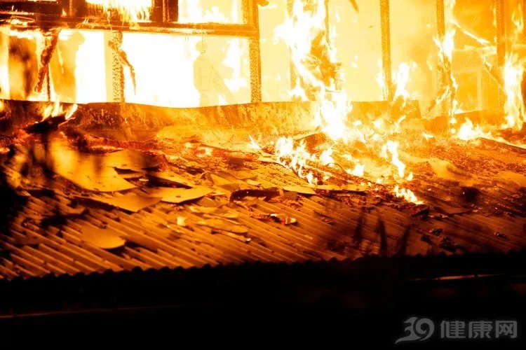 最绝望的死法:千度高温烘烤53小时,隧道成熔炉,39人成灰烬