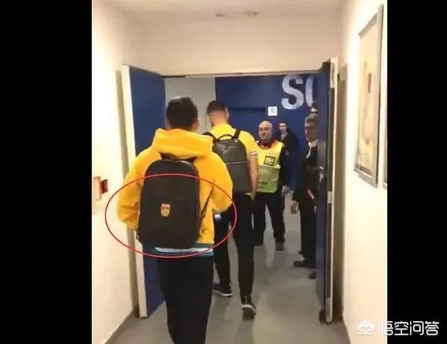 武磊国足背包