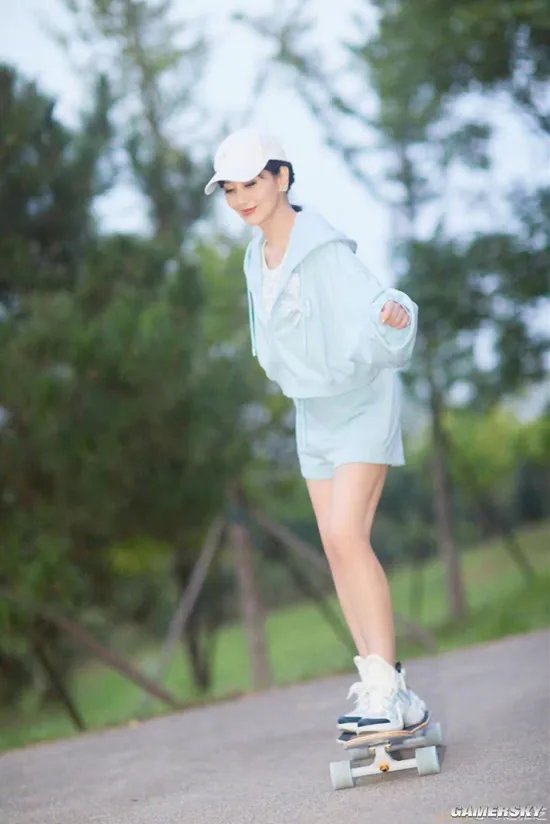 赵雅芝70岁状态登热搜引热议 粉丝质疑经纪人:让老奶奶玩滑板?