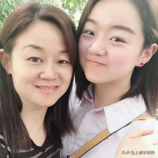 女儿两次失利,妈妈陪考后,一同考入理想学校研究生,如何看待?
