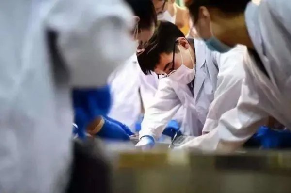 医院回应医学生阳性带病上岗猝死!具体是如何回应的?