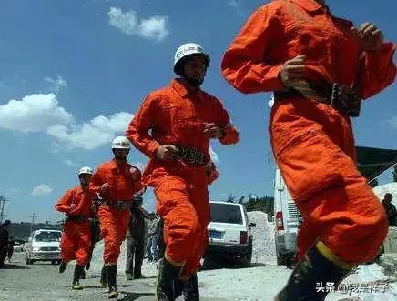 河南6人掉入面筋加工作坊物料罐死亡,事故发生的原因可能是什么?如何保证安全生产?