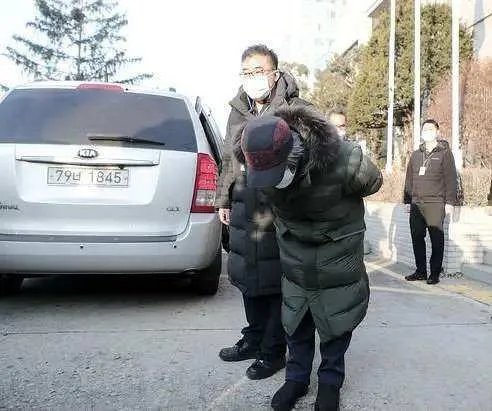 素媛案罪犯赵斗淳出狱后,当地群众对其做了哪些不理智的行为?