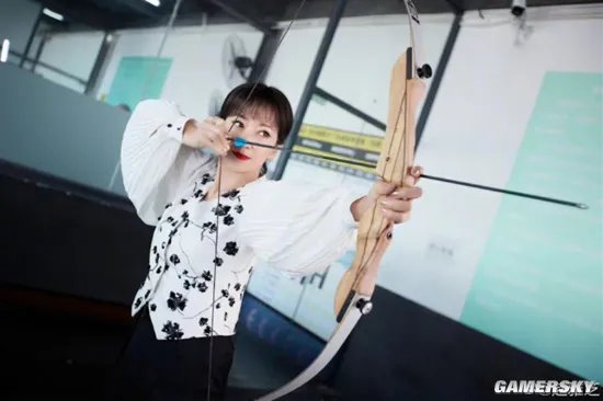 赵雅芝70岁状态登热搜引热议 粉丝质疑经纪人:让老奶奶玩滑板?