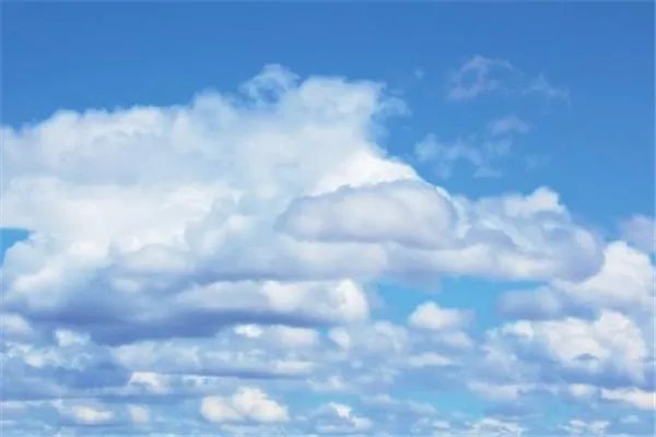 天空中漂浮的云,可能有多重?重量受什么影响?