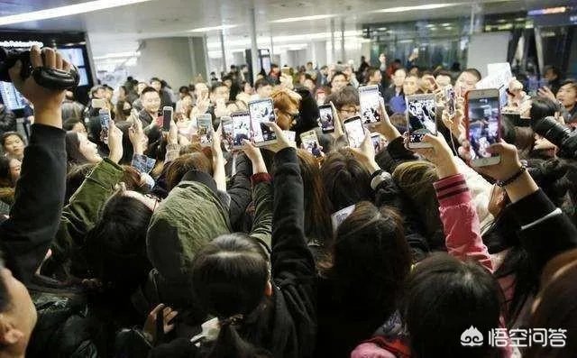林俊杰经纪人打掉粉丝手机阻止拍摄,林毫无反应,你怎么看?