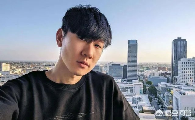 林俊杰经纪人打掉粉丝手机阻止拍摄,林毫无反应,你怎么看?