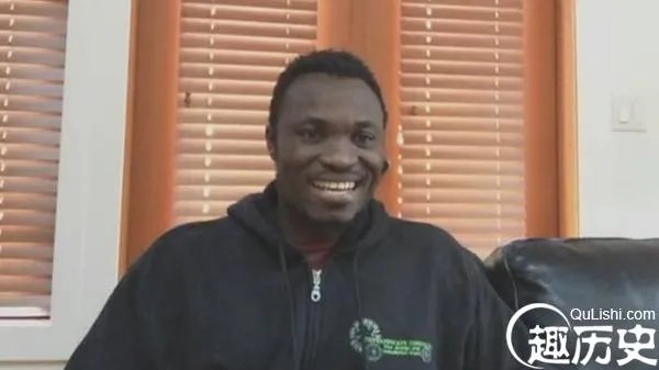 环卫工辞职当国王 致力于改善当地人落后观念