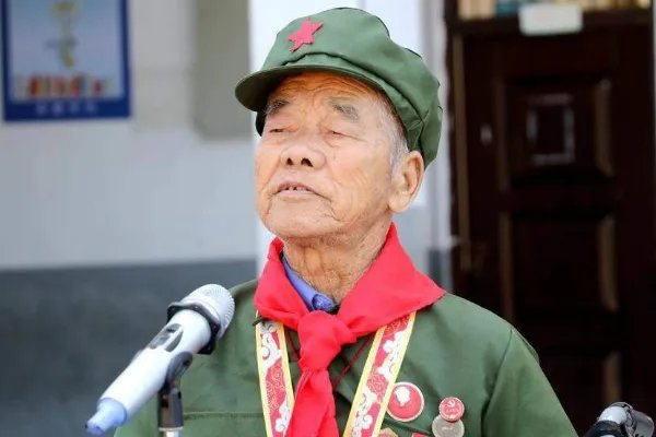 成都大爷街头口哨吹奏爱国歌曲,对此你有何评价?