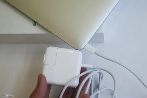 先睹为快!苹果史上最薄Macbook开箱图赏