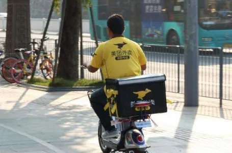 物业锁外卖小哥车,他为什么这么做?