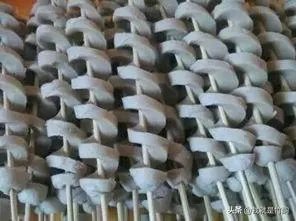 河南6人掉入面筋加工作坊物料罐死亡,事故发生的原因可能是什么?如何保证安全生产?