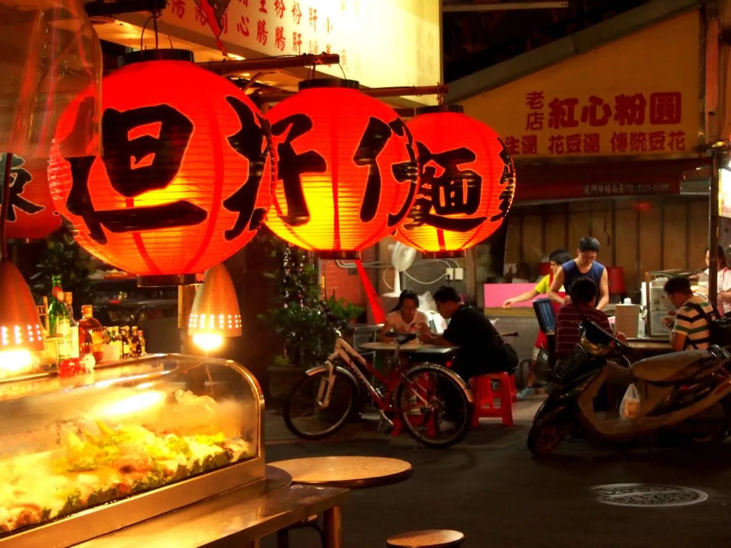 警方通报小车冲过夜市撞飞数人,此起事故的原因是什么?