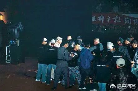 林俊杰经纪人打掉粉丝手机阻止拍摄,林毫无反应,你怎么看?