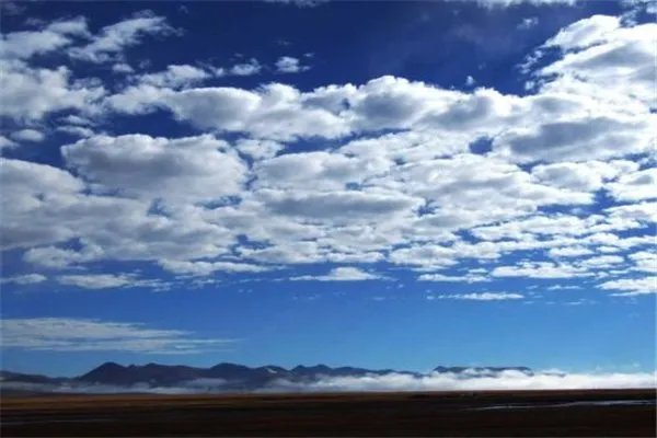 天空中漂浮的云,可能有多重?重量受什么影响?