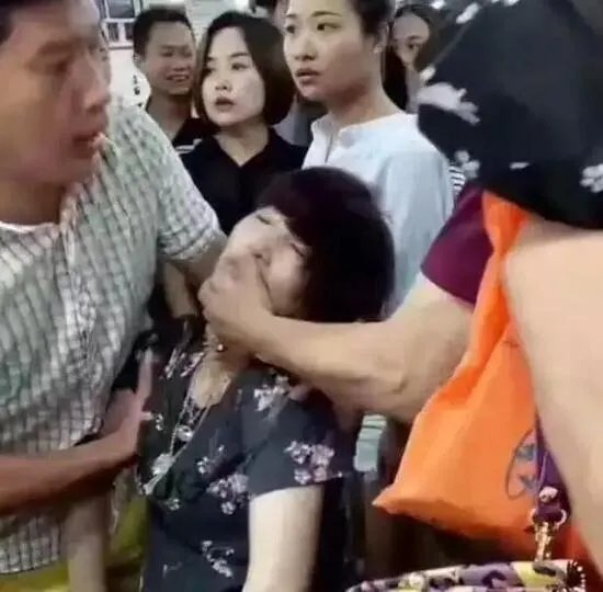 游客摔断30万玉镯事件什么事情让剧情急转?