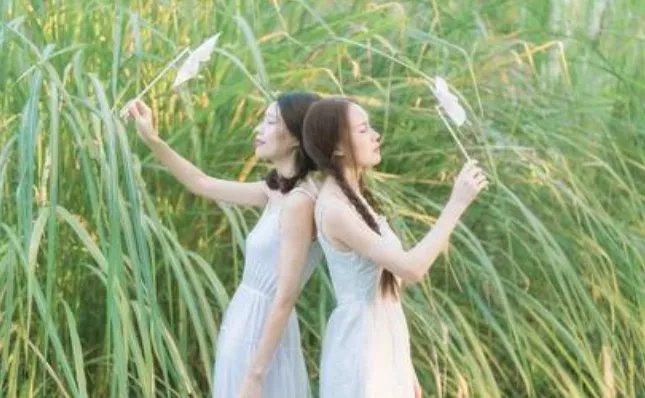 一个像夏天一个像秋天的歌词是?