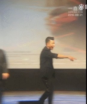 林俊杰经纪人打掉粉丝手机阻止拍摄,林毫无反应,你怎么看?