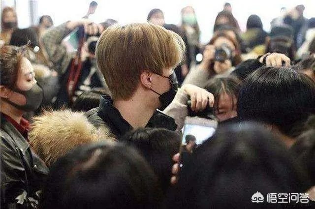 林俊杰经纪人打掉粉丝手机阻止拍摄,林毫无反应,你怎么看?