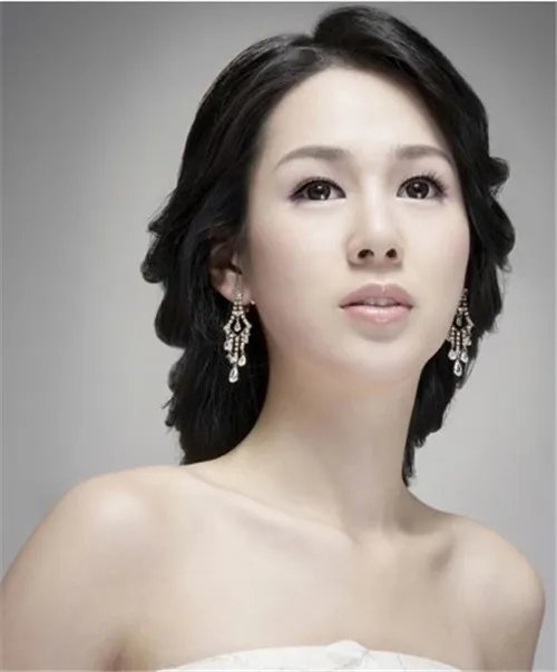 新娘晚装发型怎么做好 简单新娘晚装发型步骤解析
