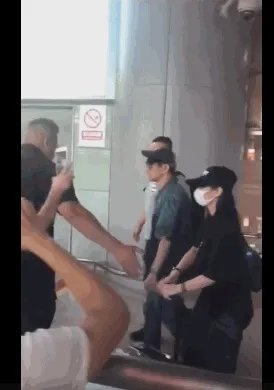 林俊杰经纪人打掉粉丝手机阻止拍摄,林毫无反应,你怎么看?