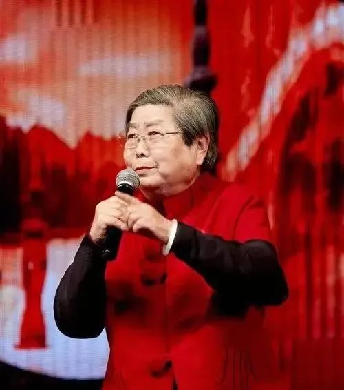 著名老旦表演艺术家李鸣岩去世,她生前在表演界有多大造诣?