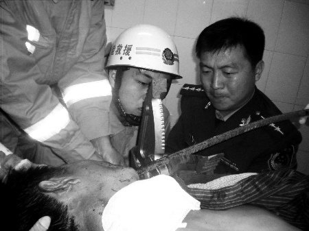 河南6人掉入面筋加工作坊物料罐死亡,事故发生的原因可能是什么?如何保证安全生产?