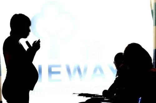女员工怀孕生子休80天假被开除,女性的合法权益为何总是得不到保障?