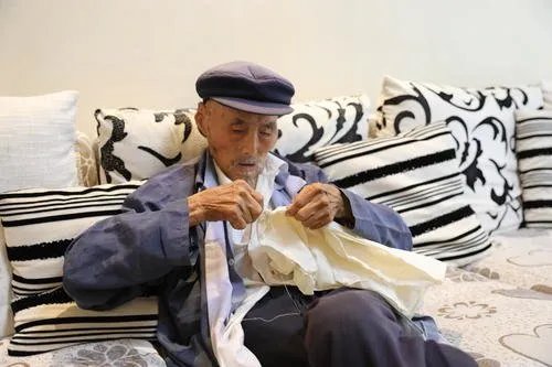109岁老人每天骑三轮车出门遛弯,你老了会这样吗?