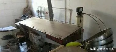 河南6人掉入面筋加工作坊物料罐死亡,事故发生的原因可能是什么?如何保证安全生产?