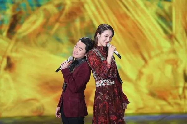 王祖蓝微博宣布二胎得女喜讯,结婚多年他与老婆李亚男的感情为什么这么好?