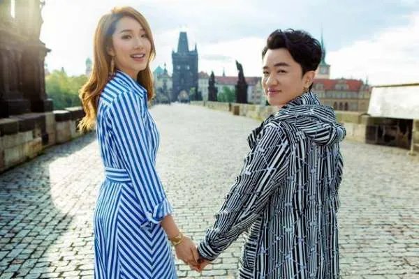 王祖蓝微博宣布二胎得女喜讯,结婚多年他与老婆李亚男的感情为什么这么好?