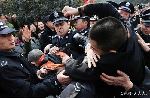 温州一小学门口男子冒充家长接孩子,这名男子到底是不是人贩子?