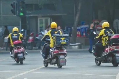物业锁外卖小哥车,他为什么这么做?