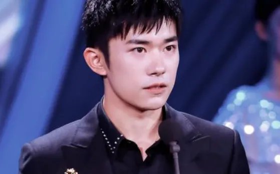 易烊千玺获百花奖最佳新人奖,你觉得他是实至名归吗?