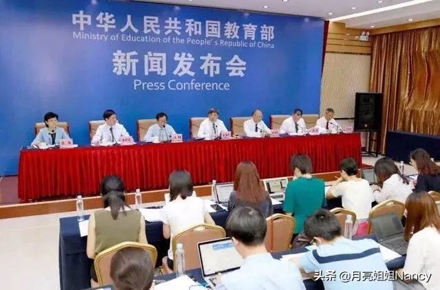 小学老师做微商遭家长投诉被查，这样的老师还有心思教书吗？