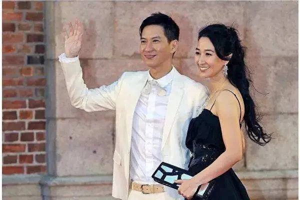 张家辉和关咏荷一路走来不容易，两个人在一起都经历了什么？