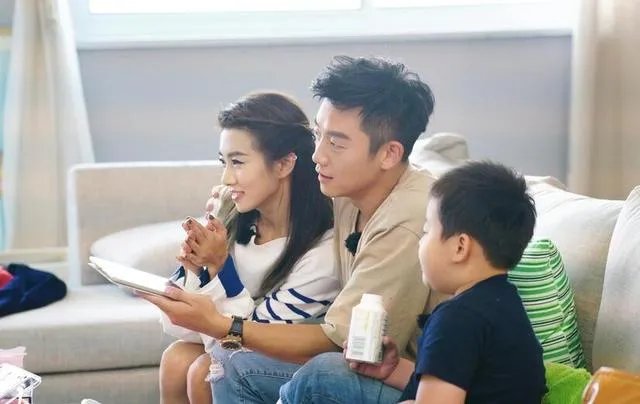 如何看待郑凯微博爆出与程晓玥分手的消息呢?