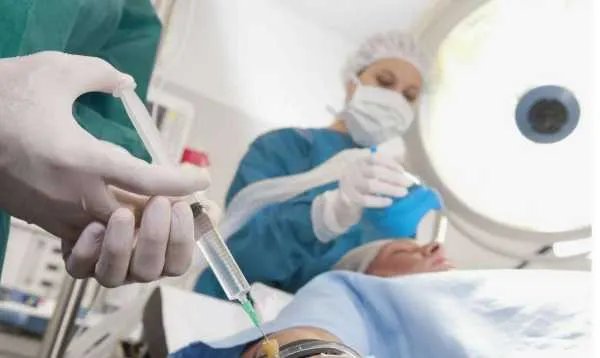 医院门口车祸无人救,医生不能脱岗是理由吗?