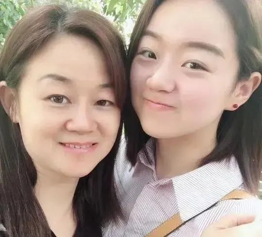 女儿两次失利,妈妈陪考后,一同考入理想学校研究生,如何看待?