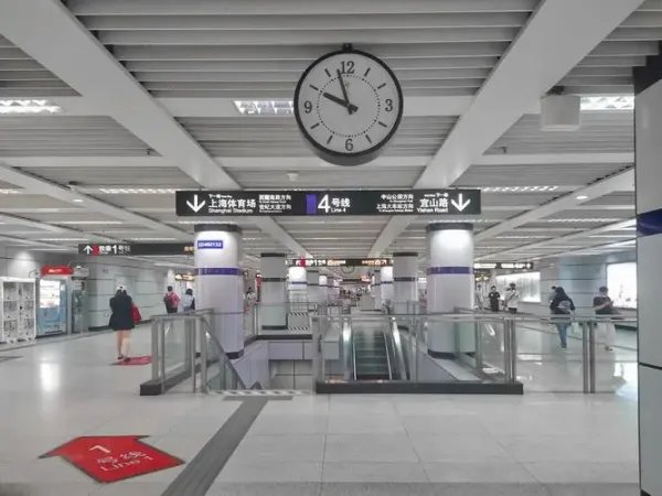 上海两女子地铁上互殴被行拘,她们给其他乘客造成了哪些影响?