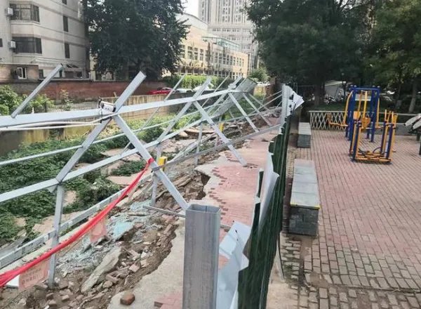 郑州小区暴雨中倒下一堵墙,物业预算维修费达129万,业主们的反响如何?