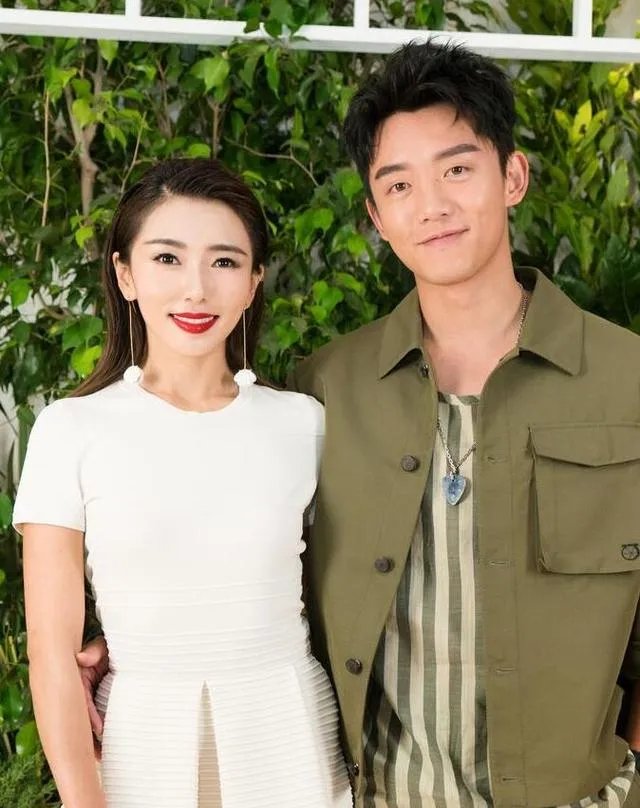 如何看待郑凯微博爆出与程晓玥分手的消息呢?