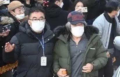 素媛案罪犯赵斗淳出狱后,当地群众对其做了哪些不理智的行为?