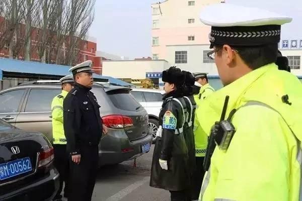 司机超载被罚将孩子塞给交警，孩子为何会成为她的“挡箭牌”？